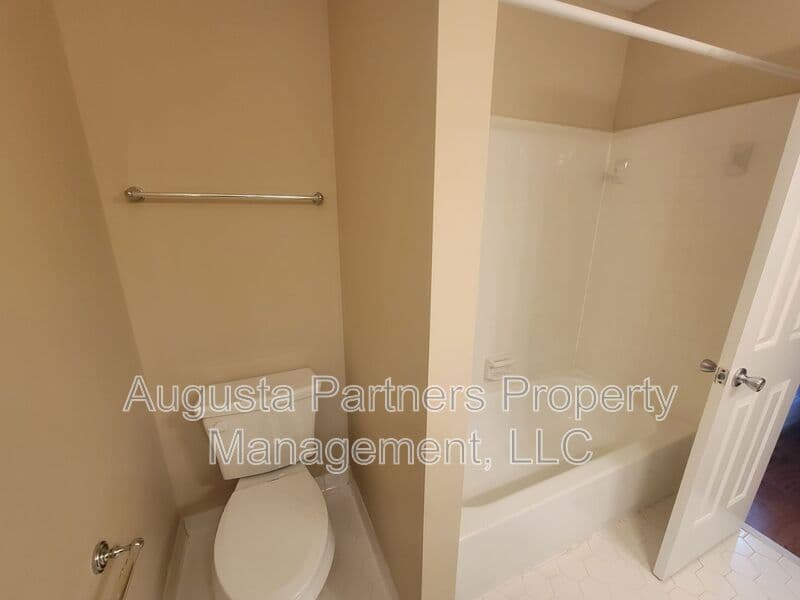 Martinez House: 288 Wakefield Ln S