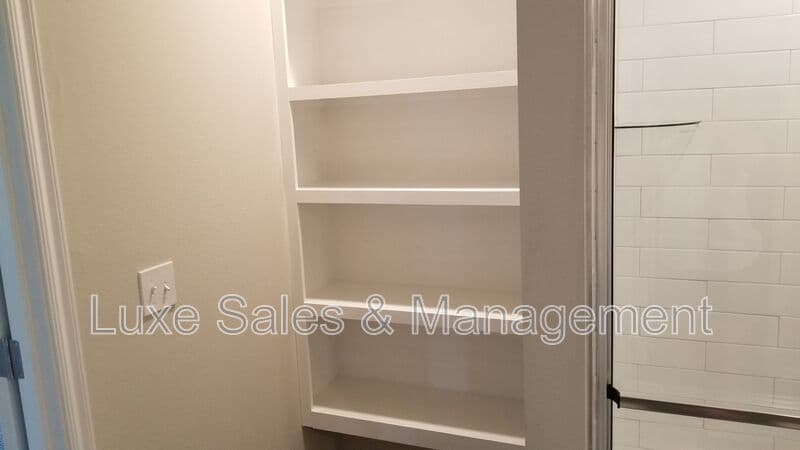 Bartlesville House: 3206 Roman Circle