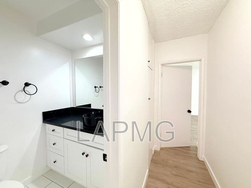 Los Angeles House: 1426 South Point View