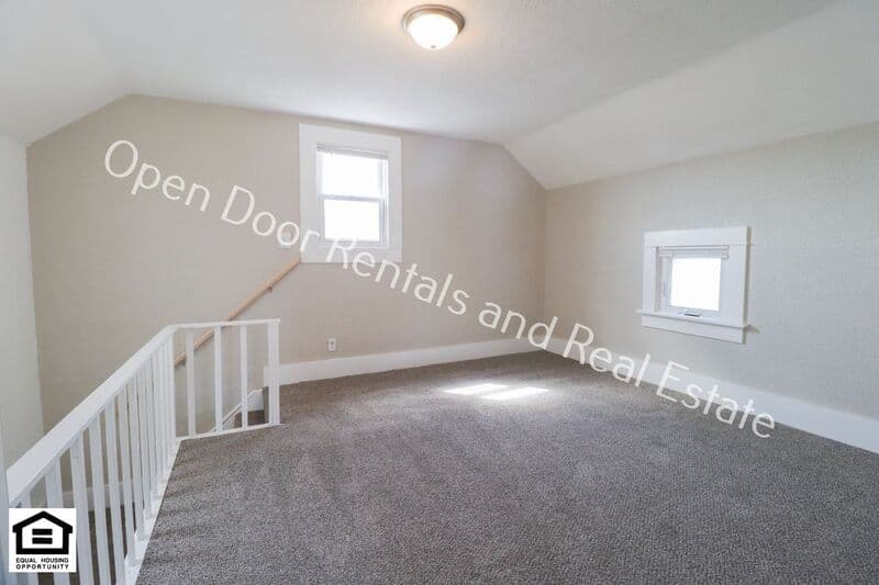 Auburn House: 1327 S Cedar St