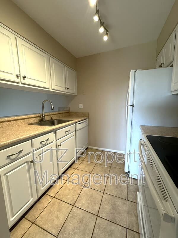 Glen Burnie Condo: 1111 Castle Harbour Way