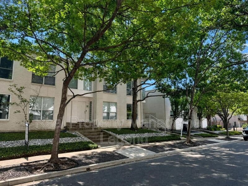 Dallas House: 4122 Travis St
