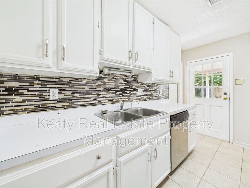 Lafayette House: 300 Quail Drive