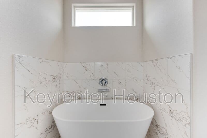 Houston House: 8203 Woodlyn Rd