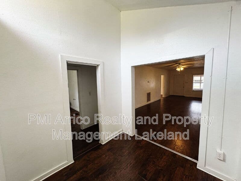 Lakeland House: 5608 Old Highway 37