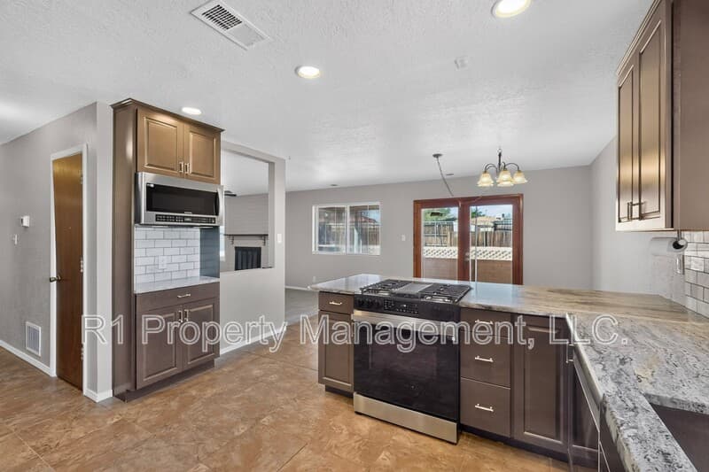 Rio Rancho House: 209 Villa Verde Drive Southeast