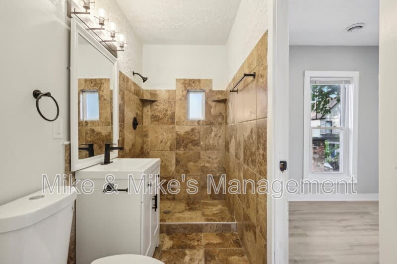 Milwaukee Condo: 506 E Linus St Uppr REAR