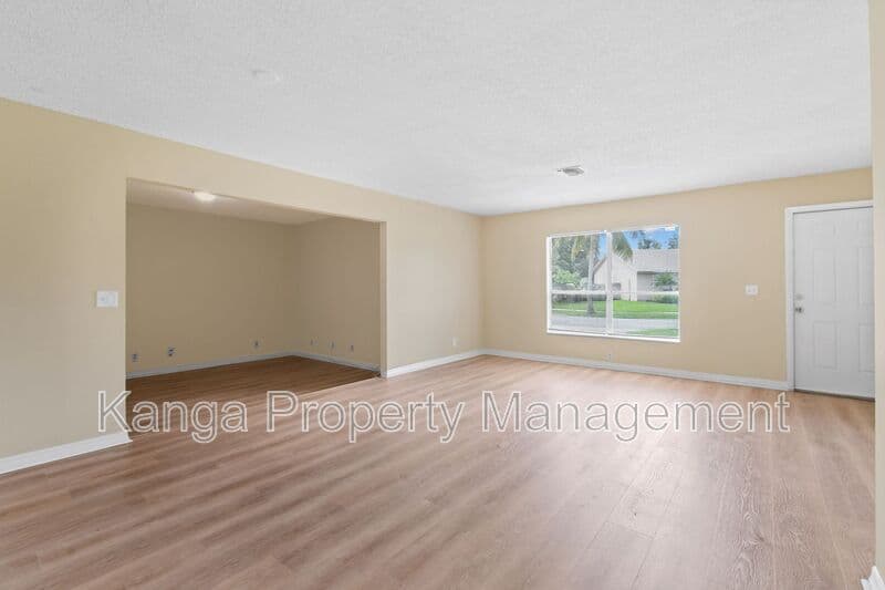 Greenacres House: 6126 Wauconda Way E
