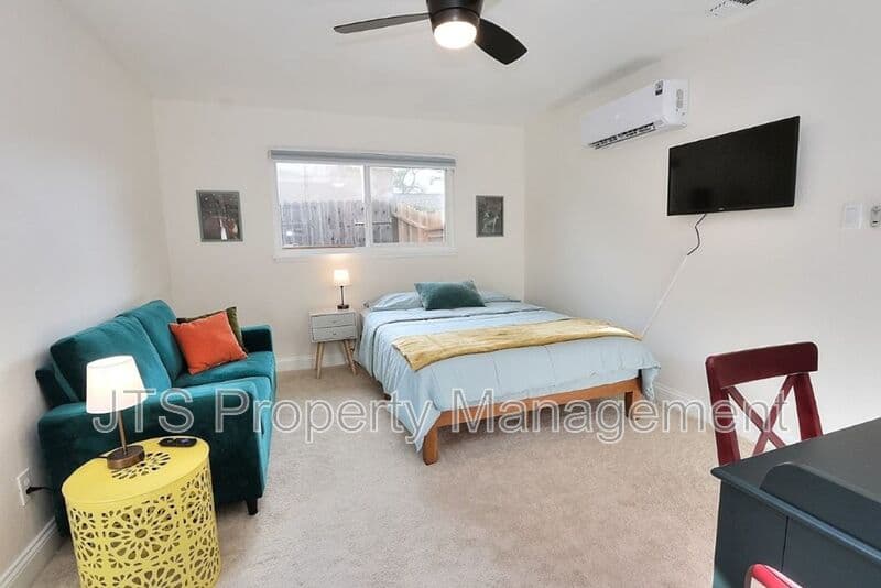 Fair Oaks House: 6906 Pin Oak Court
