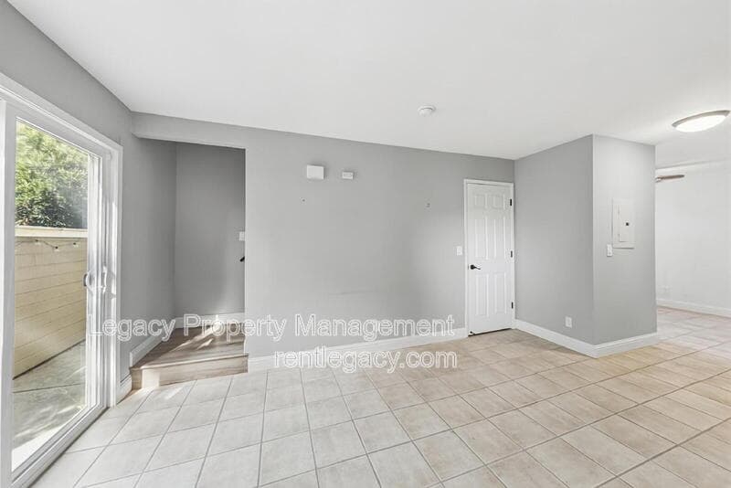 Sacramento Condo: 9101 Newhall Dr