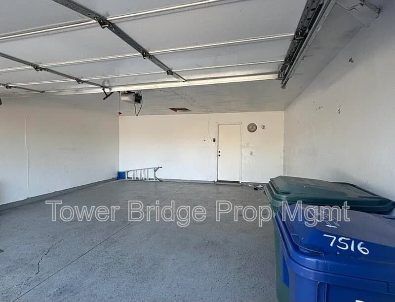 Sacramento House: 7516 Whisperwillow Drive