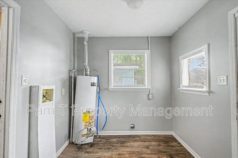 Savannah House: 212 W 58th St