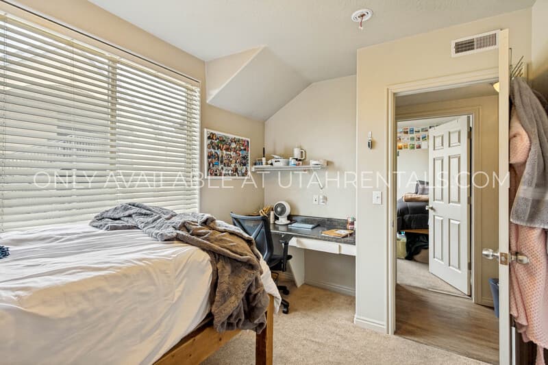 Provo House: 866 E 700 N