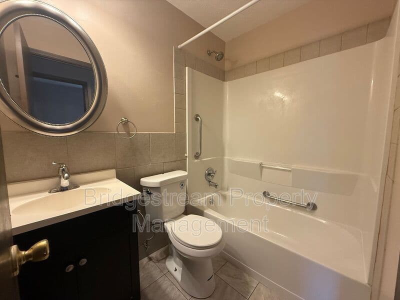 Germantown House: 40 Candlewood Ct