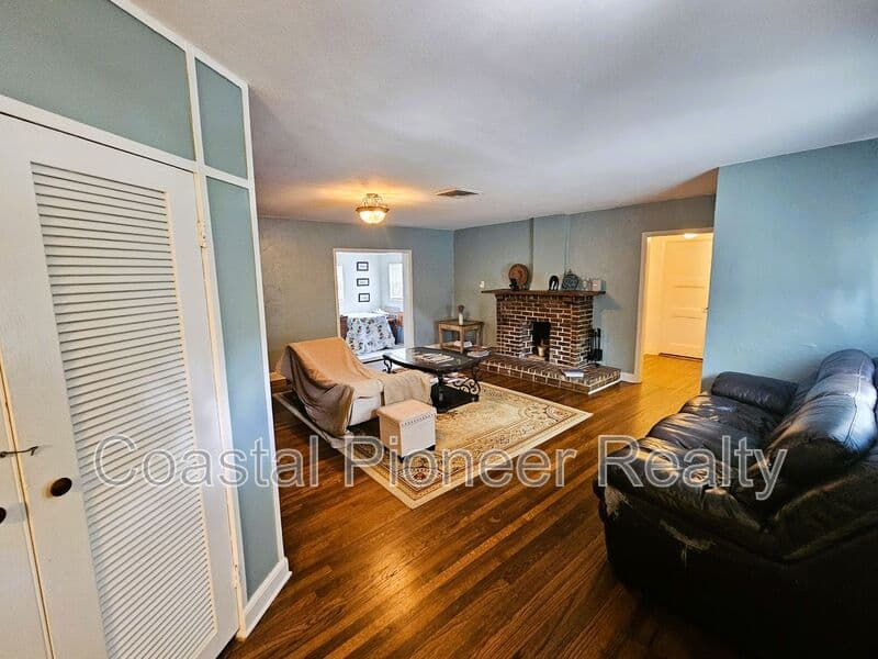 Tampa House: 7301 N 13th St