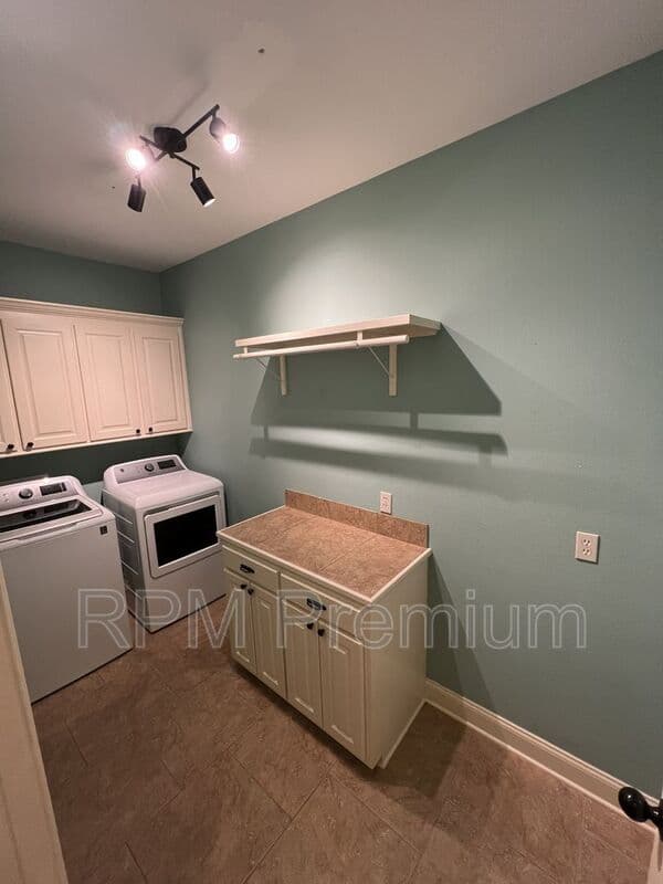 Zachary House: 7335 Oakview Dr.