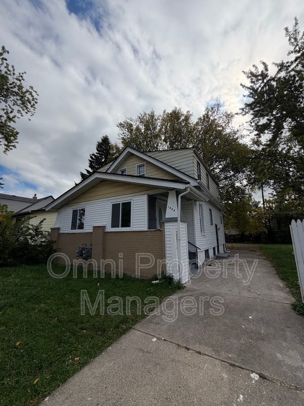 Warren House: 7568 Hudson Ave