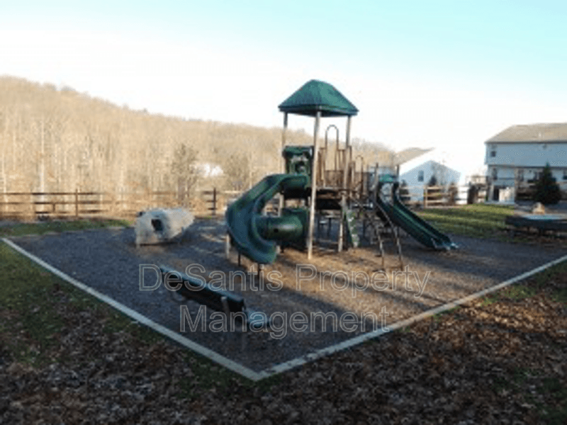 Mars Townhome: 640 Village Green Blvd East