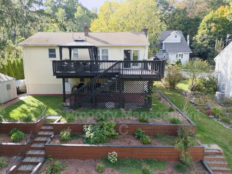 Bloomingdale House: 128 Reeve Ave