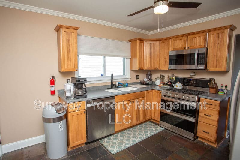 Magnolia House: 417 N Warwick Rd
