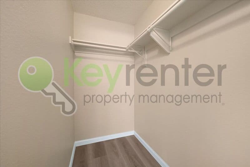 Sacramento House: 1071 Santiago Ave