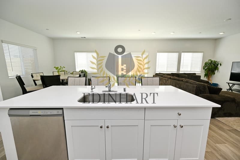 Madera House: 946 Rubcom Road West