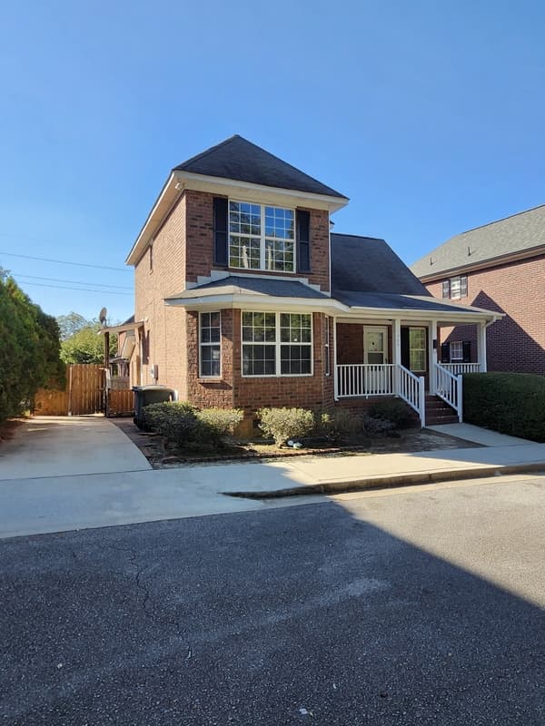 Columbia House: 1305 Melrose Heights Street