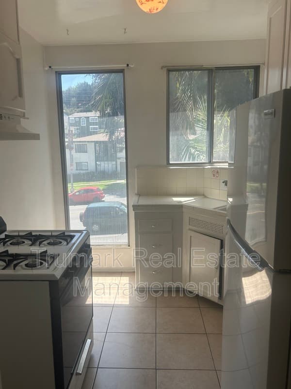 Los Feliz Condo: 3731 Los Feliz Blvd