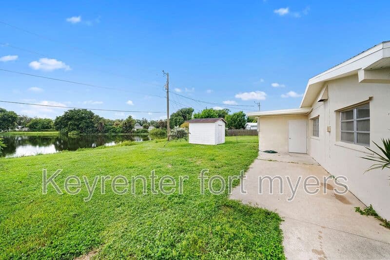 North Fort Myers House: 275 Lakeview Dr