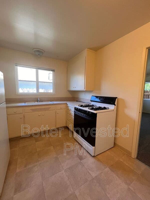 Santa Rosa House: 925 Beaver Ln