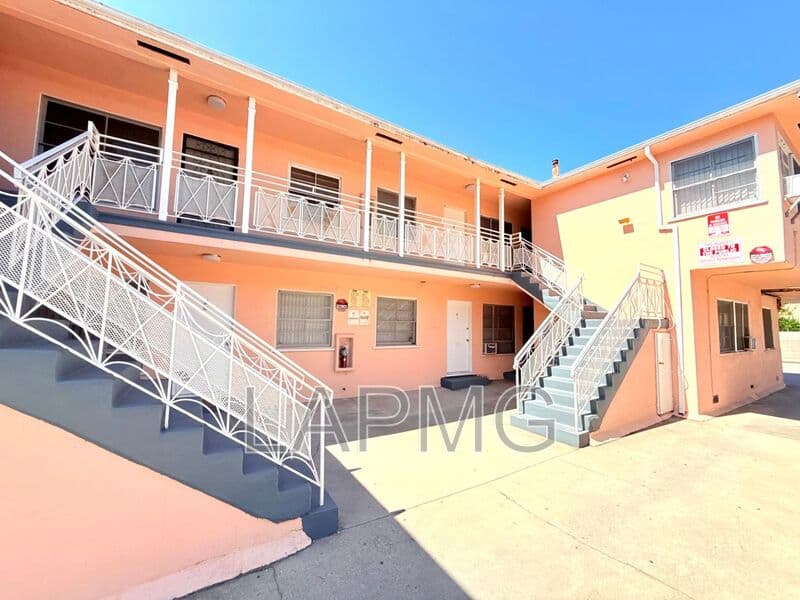 Los Angeles House: 1415 Hudson Avenue