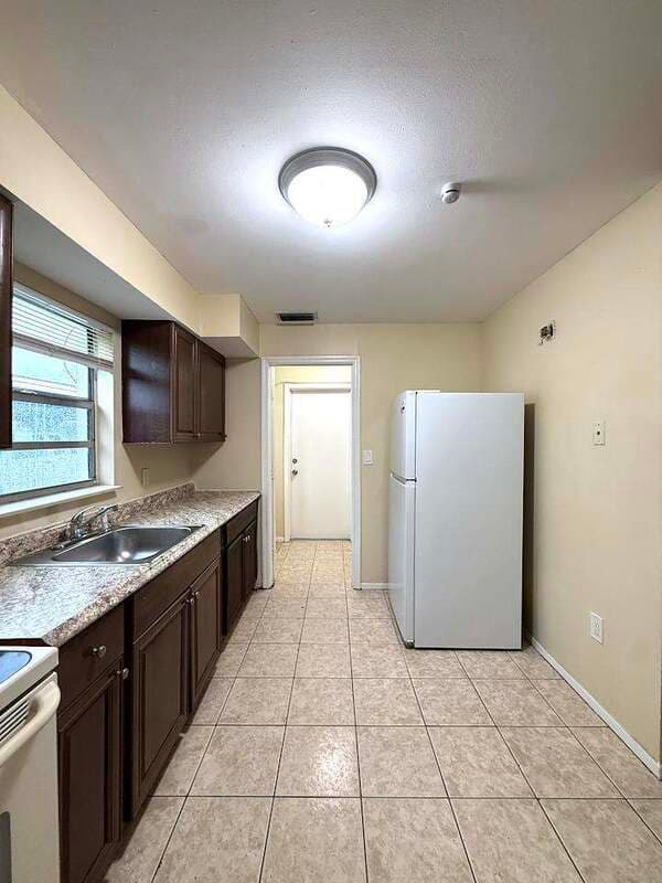 Fort Myers House: 2985 Saint Charles Street