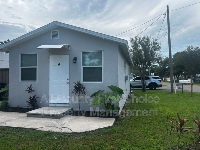 St. Petersburg House: 5475 42nd St N