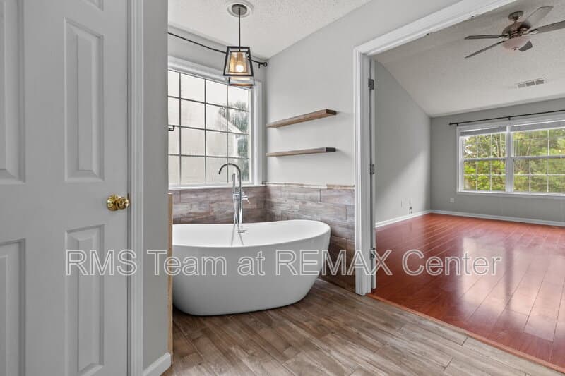 Duluth House: 2315 Hiawassee Dr