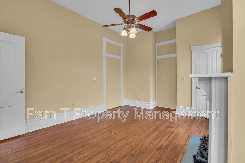 Savannah House: 201 W 37th St