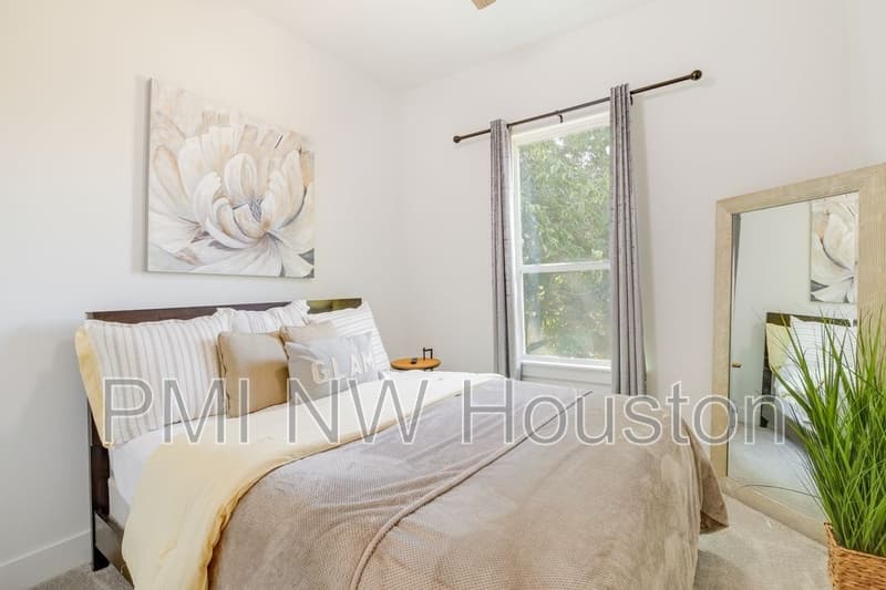 Houston House: 4706 Market St