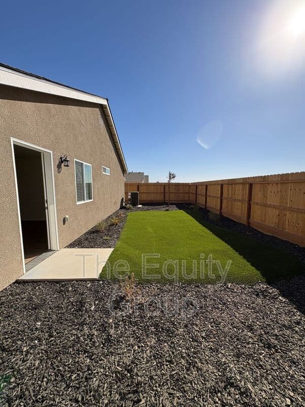 Visalia House: 30643 Marigold Road