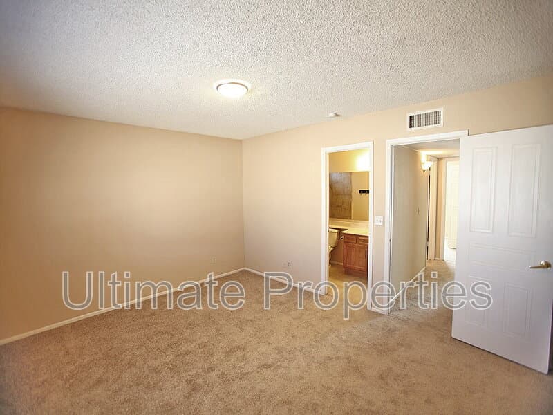 Peoria House: 6938 W Cochise Dr