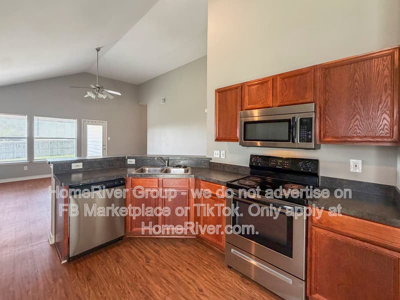 Anna House: 313 Charleston Dr