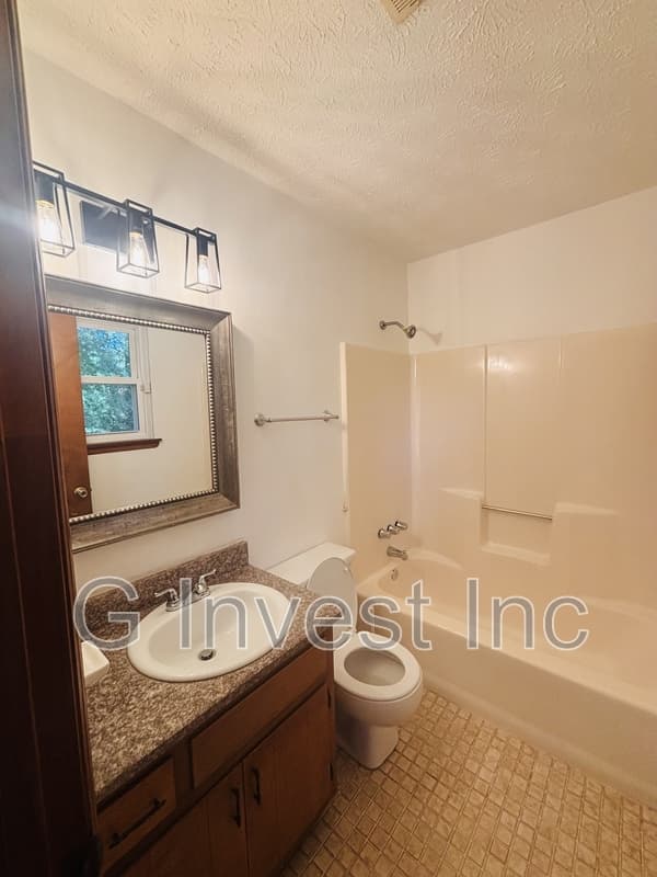 College Park House: 2795 Foxhall Lane N