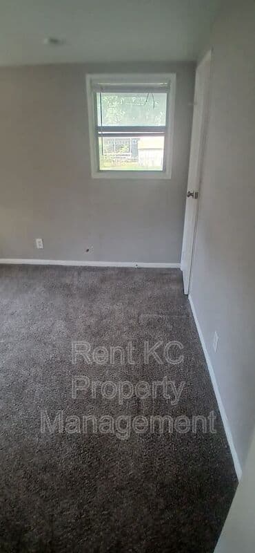 Independence House: 412 N Cochise Dr