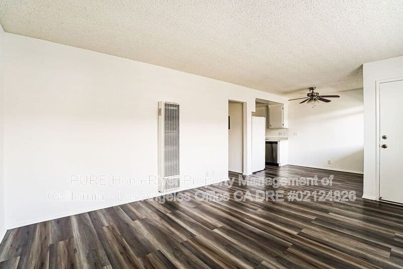 Hawthorne Condo: 13707 Yukon Ave