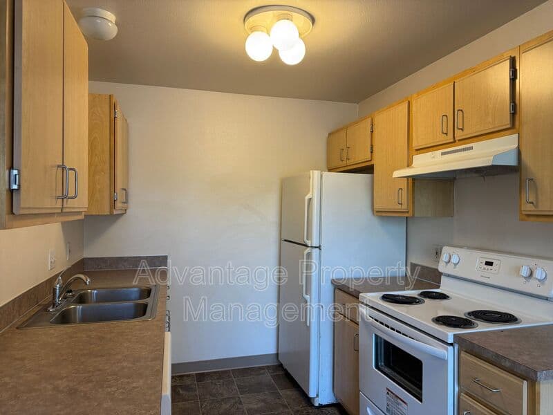 Monmouth House: 739 W. Jackson St.