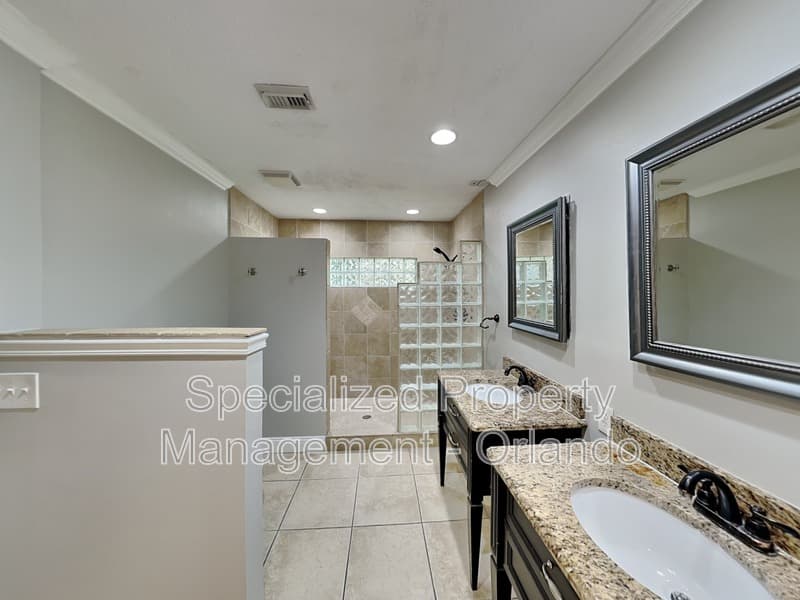 Longwood House: 220 S Fox Chase Pt