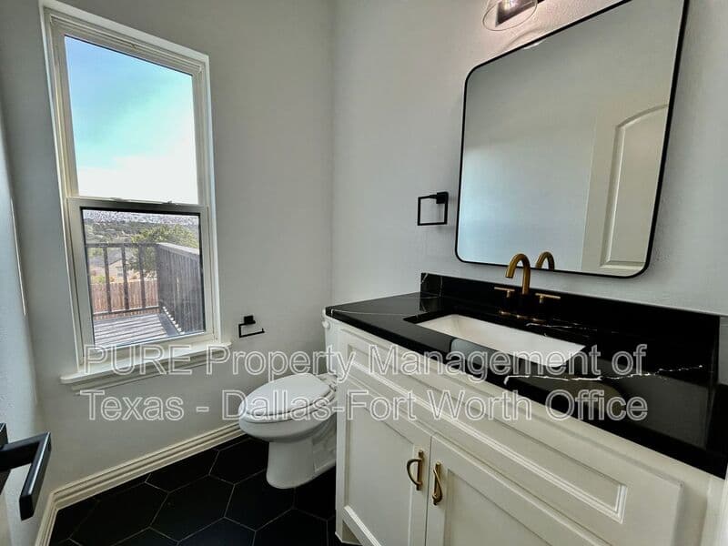 Granbury House: 915 Bobcat Trail