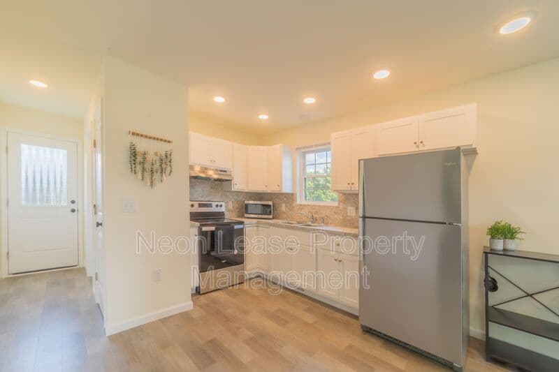 Georgetown House: 674 N Bedford St