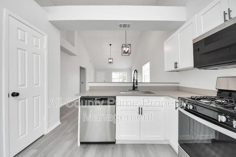 Houston House: 5546 Santrey Drive