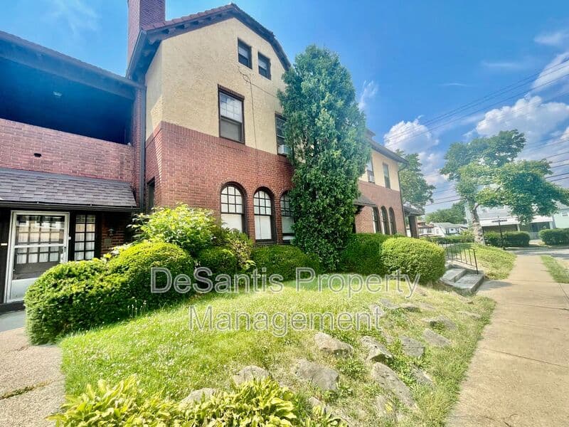 Pittsburgh House: 6 Emerson 3rd floor