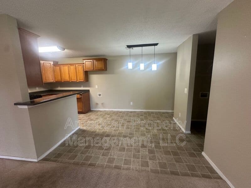 Bartlesville House: 4704 NE Wisconsin St
