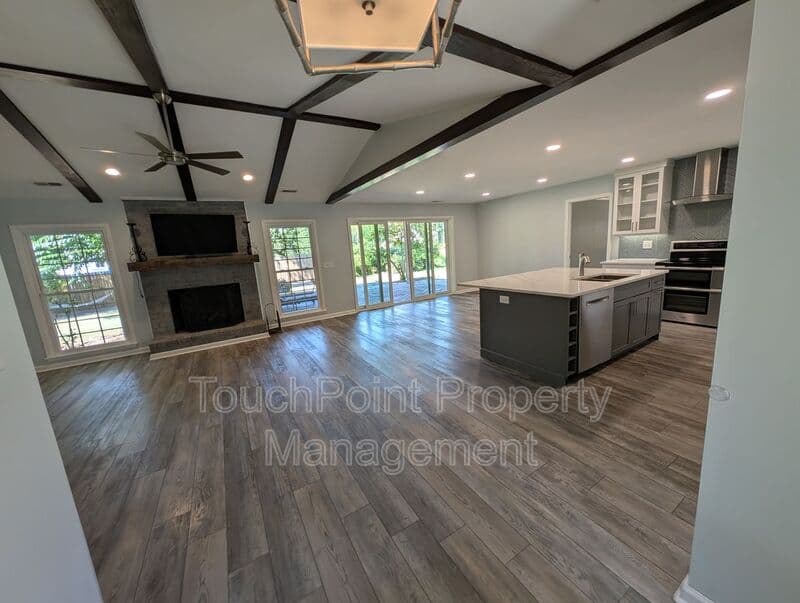Charlotte House: 4318 Woods End Ln